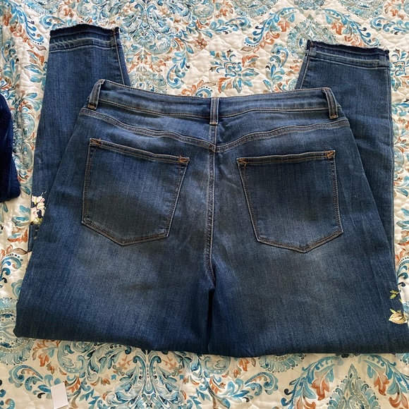 2 pairs of jeans - Picture 2 of 15